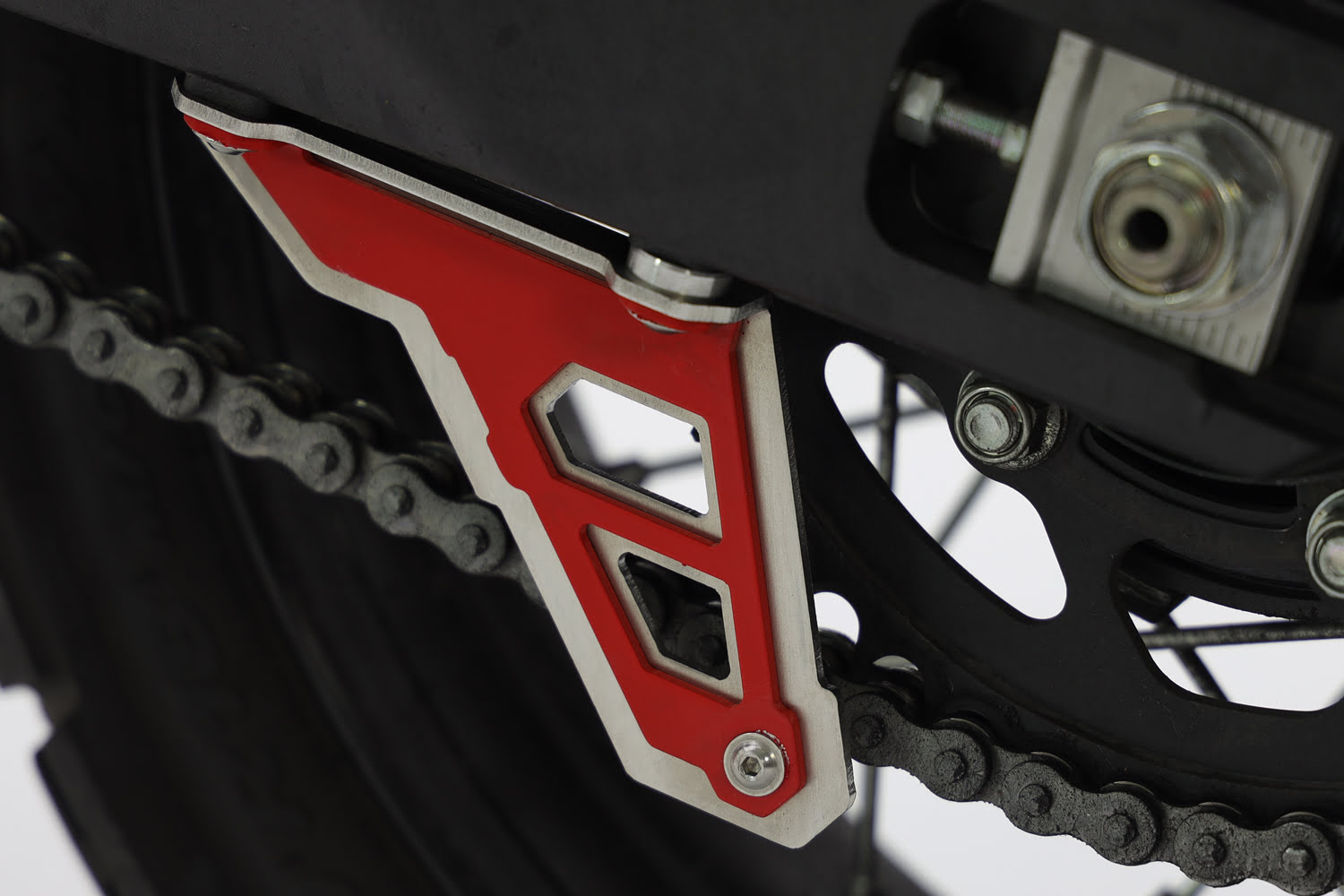Chain Guard Fin Brushed stainless steel / Red