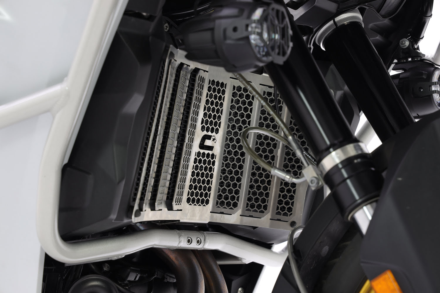 Trail Radiator Protection Grids - 2CP22700800014.JPG